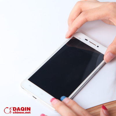 Machine de découpe laser de protecteur d'écran d'une épaisseur inférieure à 0,5 mm avec refroidissement par eau en circulation, modèle 1000*800*800mm