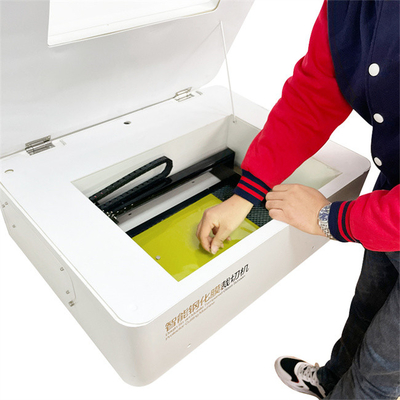 Coupe au laser d'autocollant mobile personnalisé pour le cuir en papier refroidissement à l'eau Weihong contrôle automatique de coupe au laser
