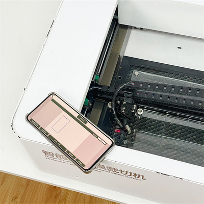 Dispositif de coupe laser pour téléphone portable