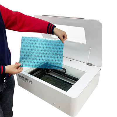 Coupe au laser d'autocollant mobile personnalisé pour le cuir en papier refroidissement à l'eau Weihong contrôle automatique de coupe au laser