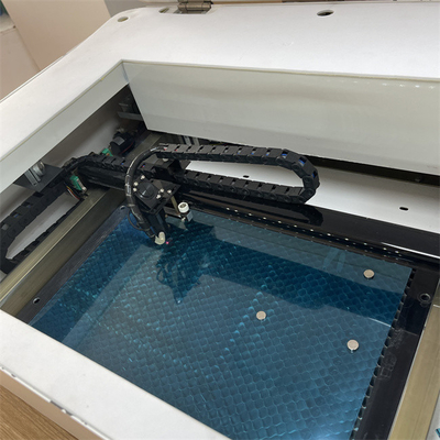 Machine de découpe laser Daqin avec une précision de coupe de 0,01 mm pour une production rapide et précise