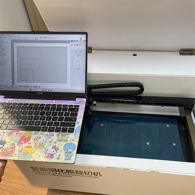 Machine de découpe laser de protecteur d'écran AC220V/50Hz avec refroidissement par eau circulant et soufflet, épaisseur de coupe de 0,5MM