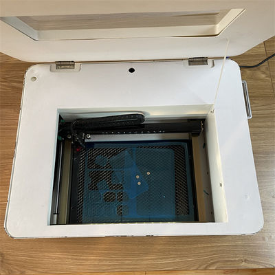 Machine de découpe laser avec écran protecteur supporté pour environnement de travail intérieur de 40 kg de poids et format PLT