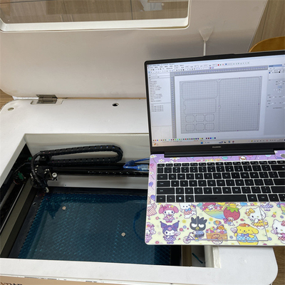 Machine de découpe laser de protecteur d'écran AC220V/50Hz avec refroidissement par eau circulant et soufflet, épaisseur de coupe de 0,5MM