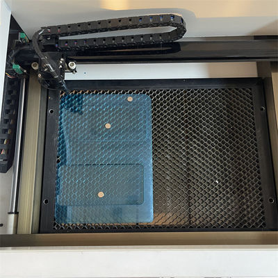 Machine de découpe laser pour protecteurs d'écran, compatible avec n'importe quel modèle et forme, avec modification et ajout de données de modèle faciles