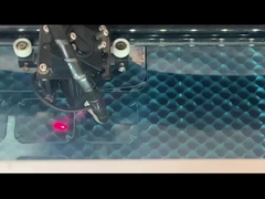 Coupe de film de protection de l'écran du téléphone portable à 9 heures